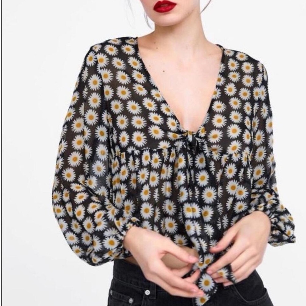 Zara Black and White Daisy 🌼 Print Cropped Blouse with Tie Front